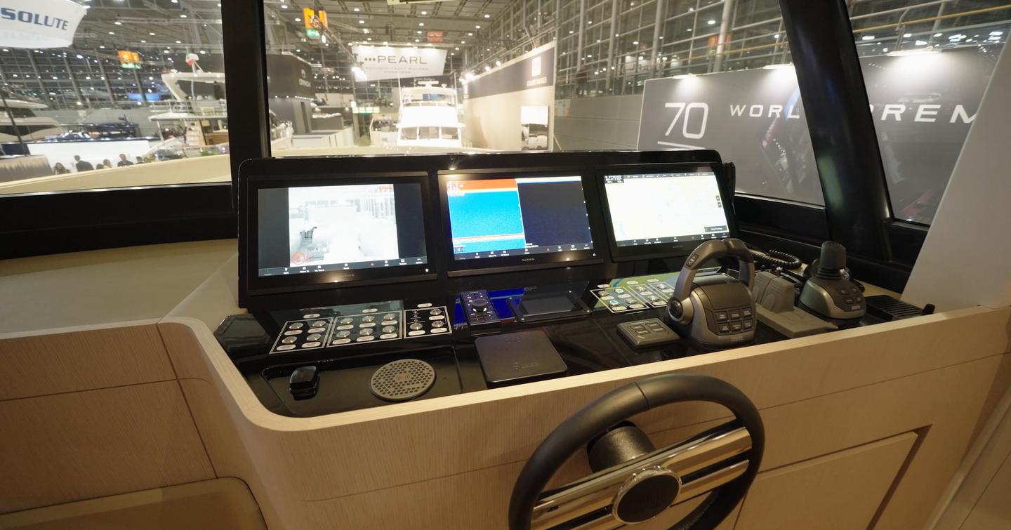 solaris-power-70-long-range-lower-helm-with-multi-screen-display