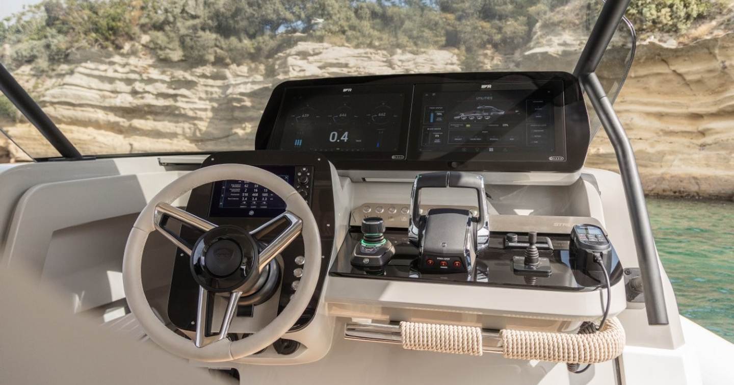 Helm station onboard Strider 13 KNT x Sacs