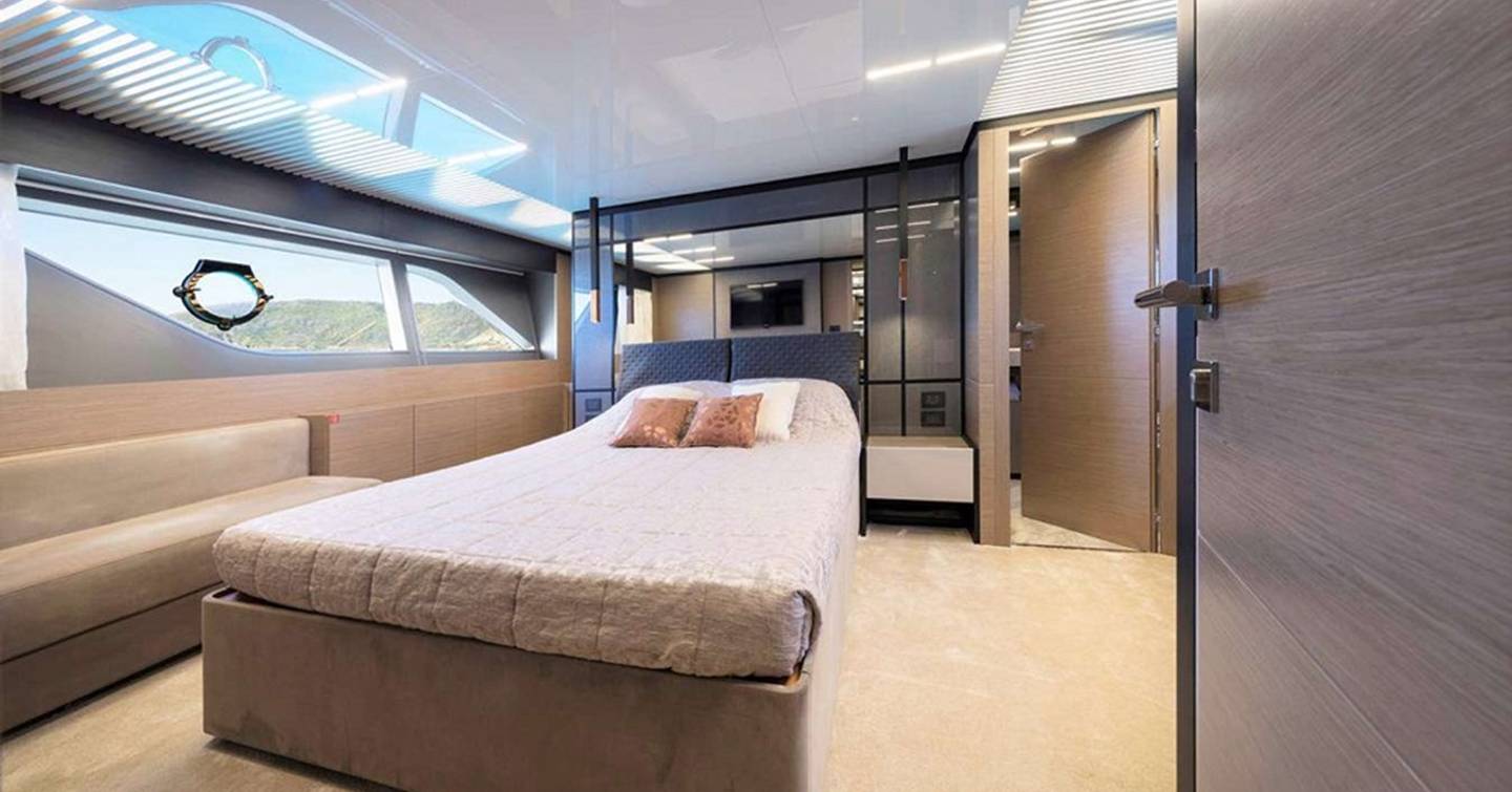 Motor Yacht Cloud Nine owner's bedroom