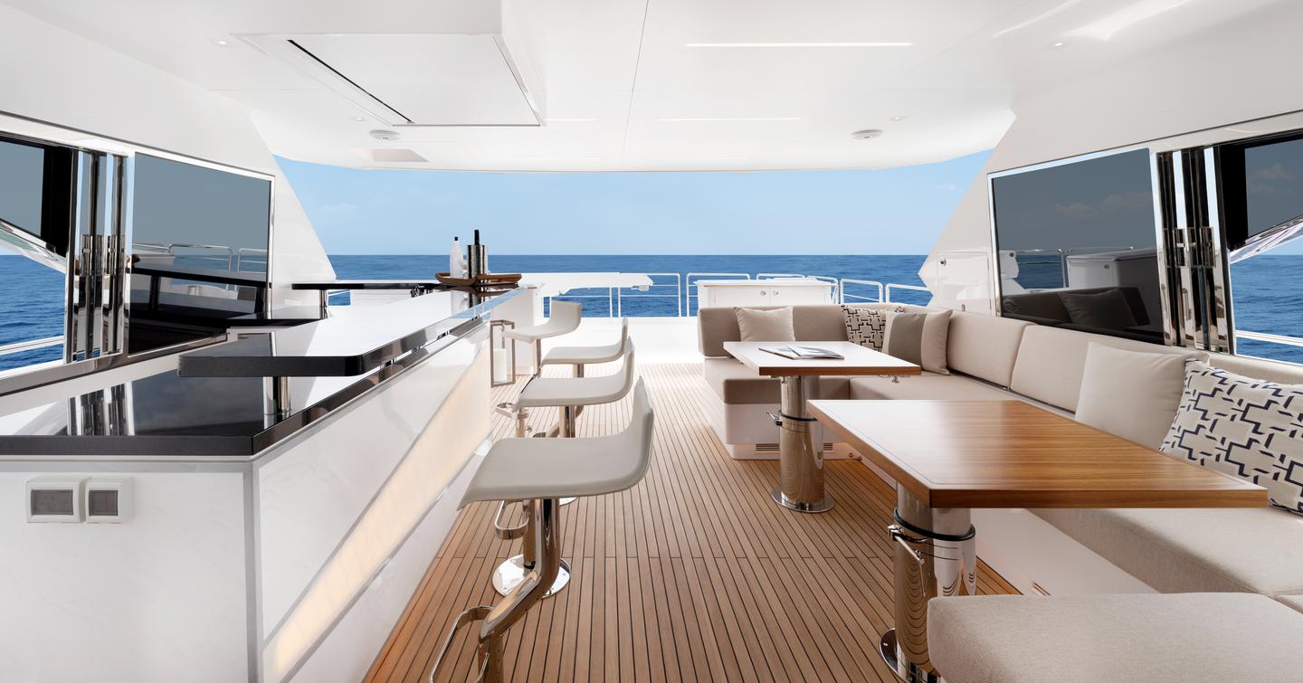 Semi-enclosed flybridge on Horizon FD87 yacht