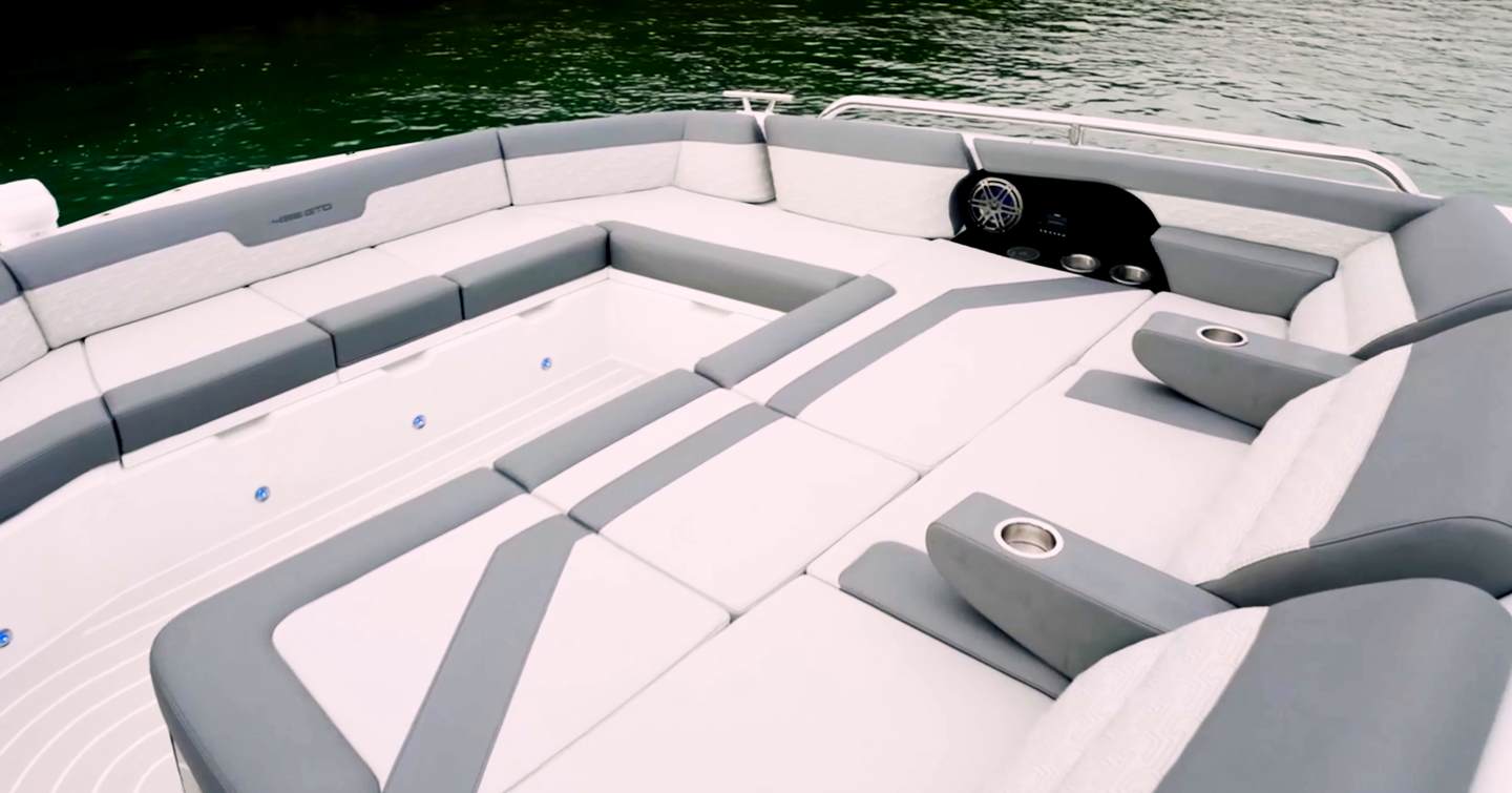 Galeon 520 Fly bow lounge with sunken seating, adjustable table and convertible sunpad layout