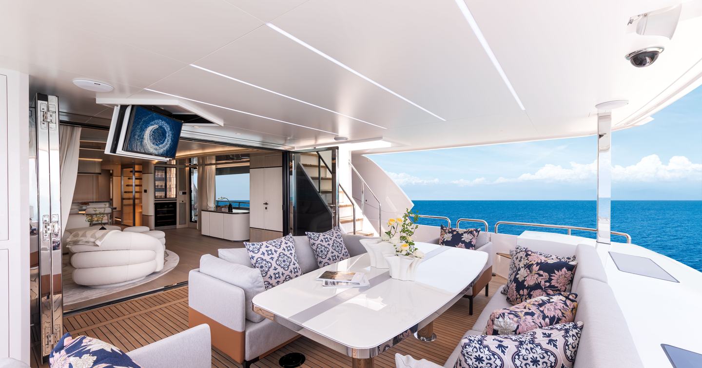 Horizon FD80 Hull 15 motor yacht main deck with alfresco dining