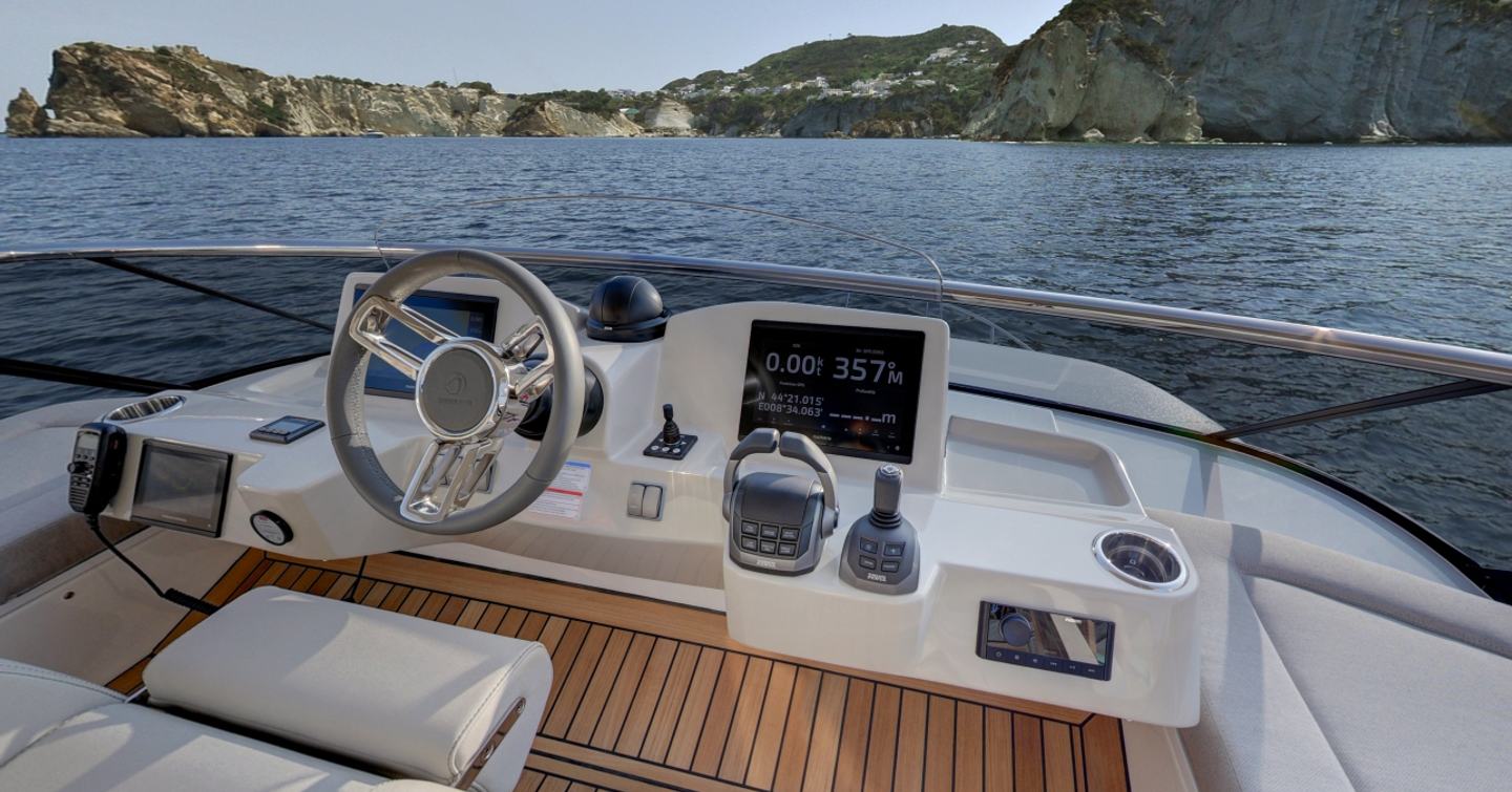 Absolute-Navetta-53-flybridge-helm