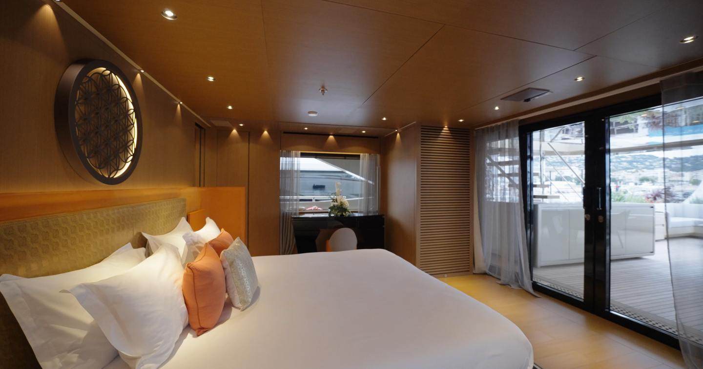 Superyacht Rilassata master cabin 
