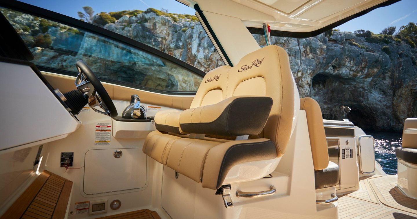 Sea-Ray-Sundancer-320-helm-seats