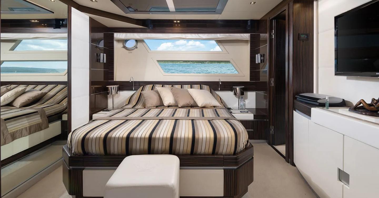 Dominator yacht Fradi master cabin with mirror 