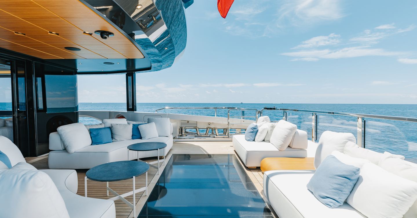 Mangusta-Oceano-44-cockpit-glass-floor