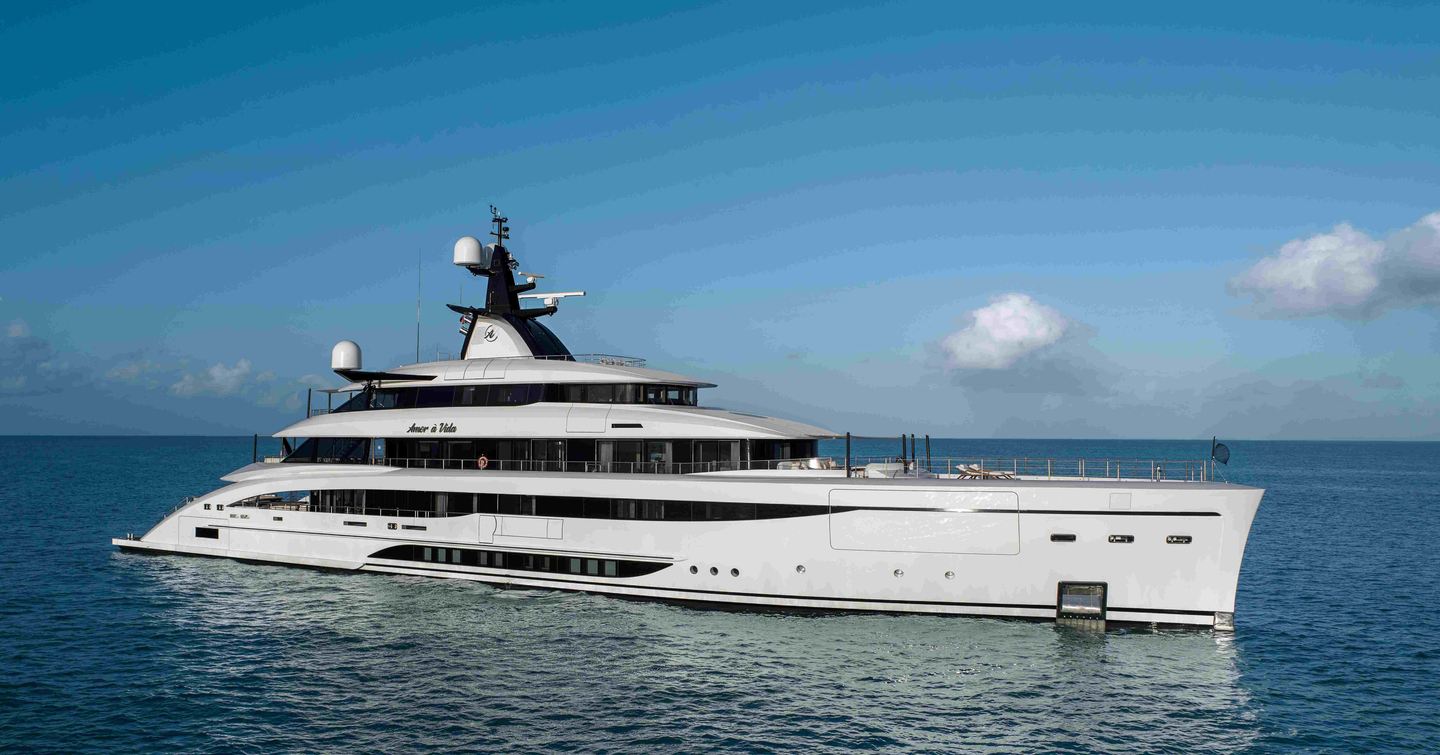 Superyacht Amor a Vida at anchor 