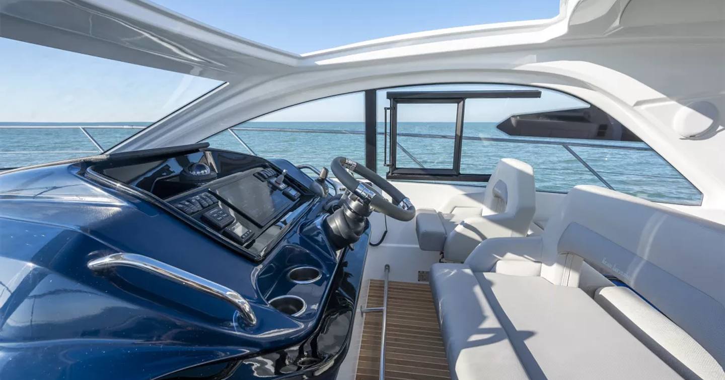Beneteau-Gran-Turismo-41-helm-seating