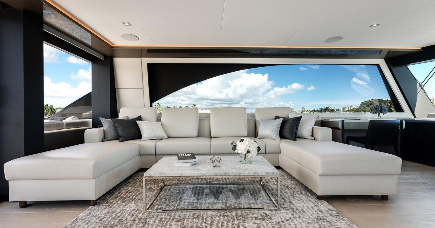 Ocean Alexander 28E motor yacht saloon U-shaped seating