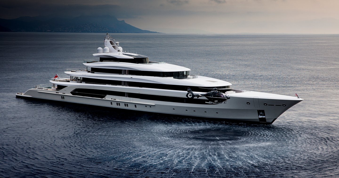 Superyacht H3 under way 