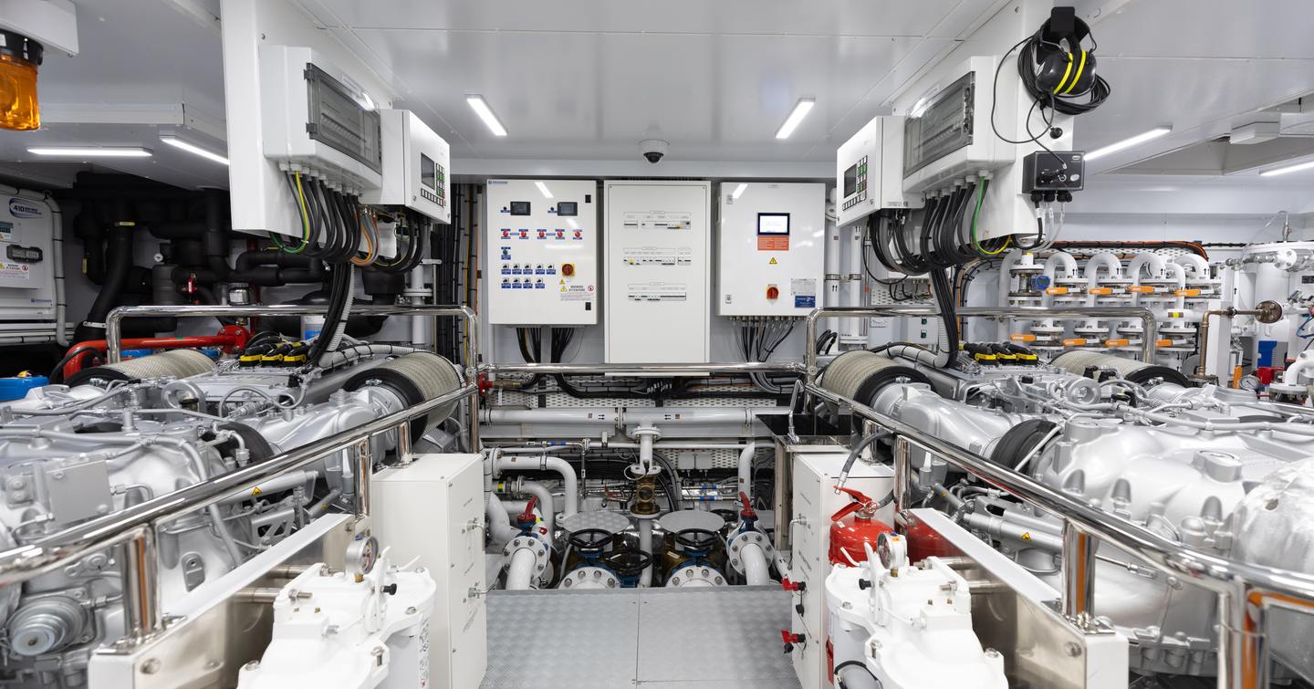 Mangusta-Oceano-44-engine-room-MTU-engines