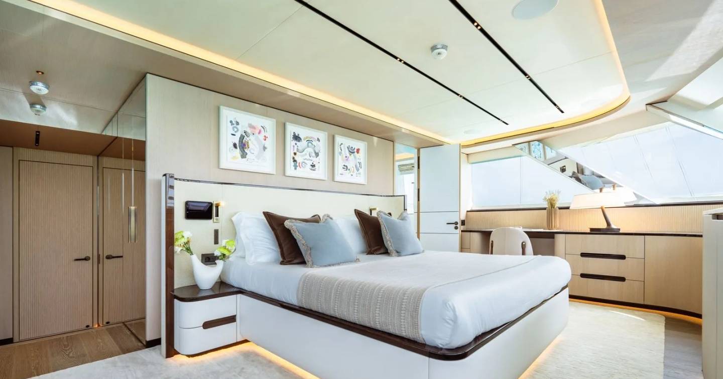 Moonen motor yacht Midnight Saga master cabin with windows 