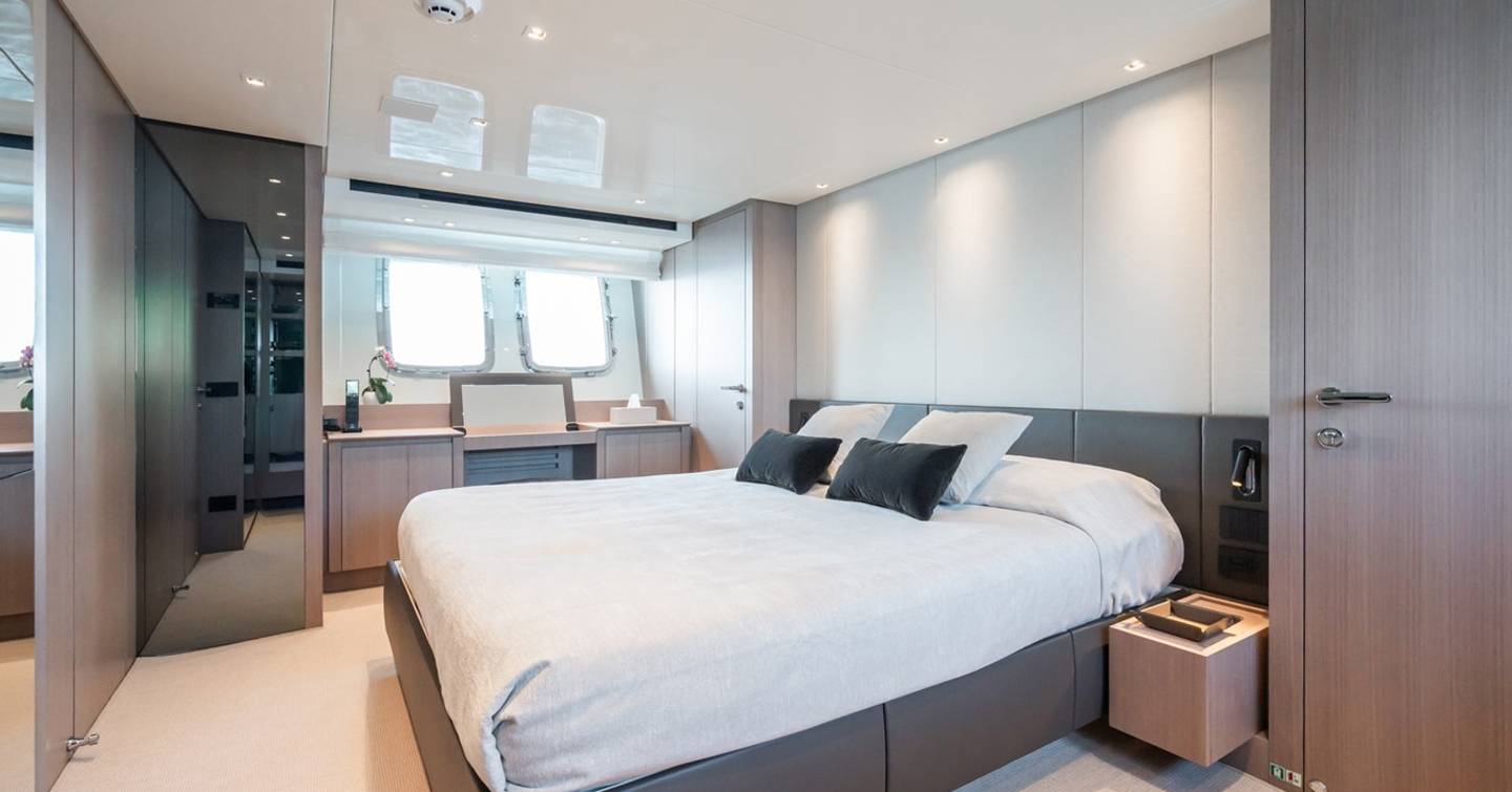 Motor yacht Fitline  master cabin