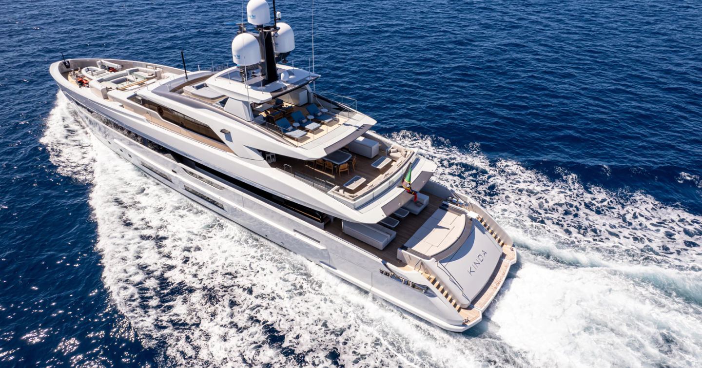 Superyacht Kinda under way 