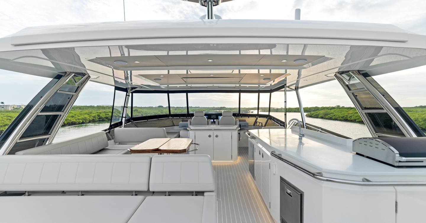 Aquila 50 Yacht flybridge