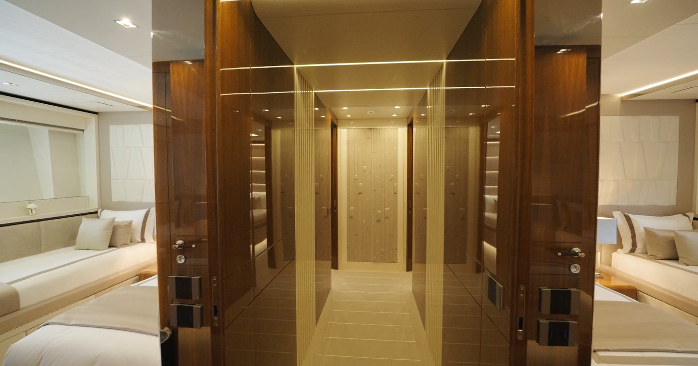 Mangusta-GranSport-54-Review-guest-corridor