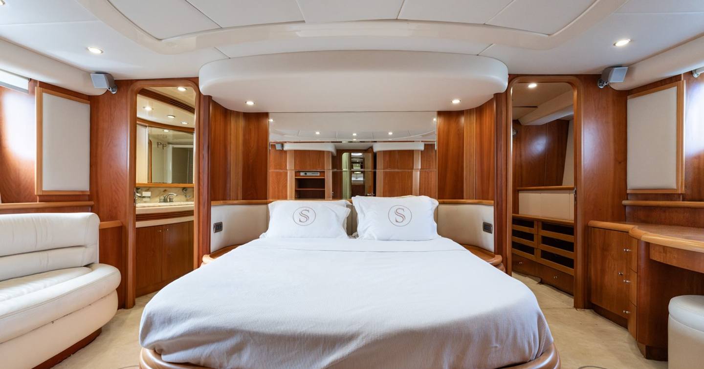 Motor yacht Senior S master cabin 