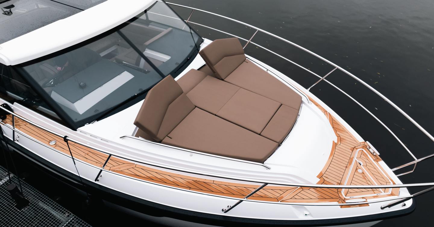 Aquador-400HT-Review-foredeck