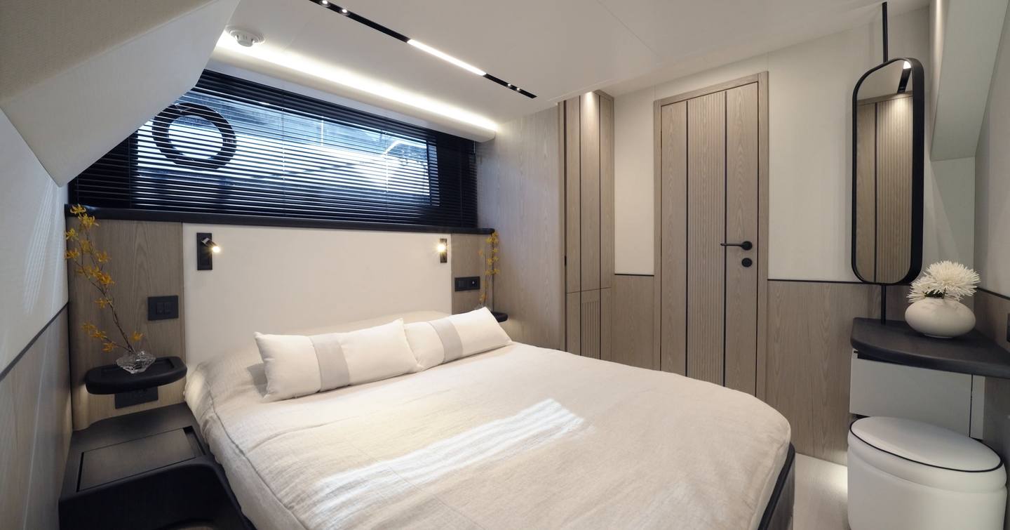 Pearl 73 guest double cabin with hull window and private en suite