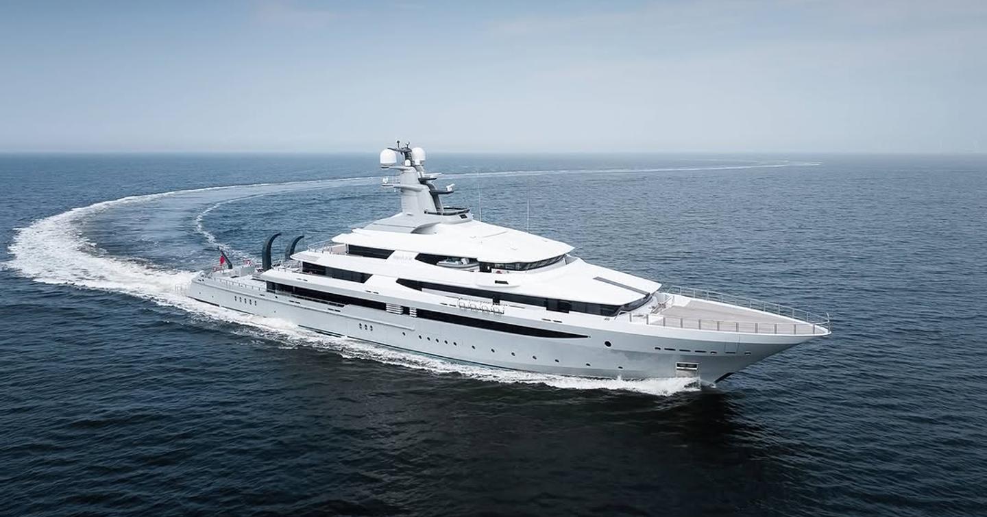 Support yacht Draak under way