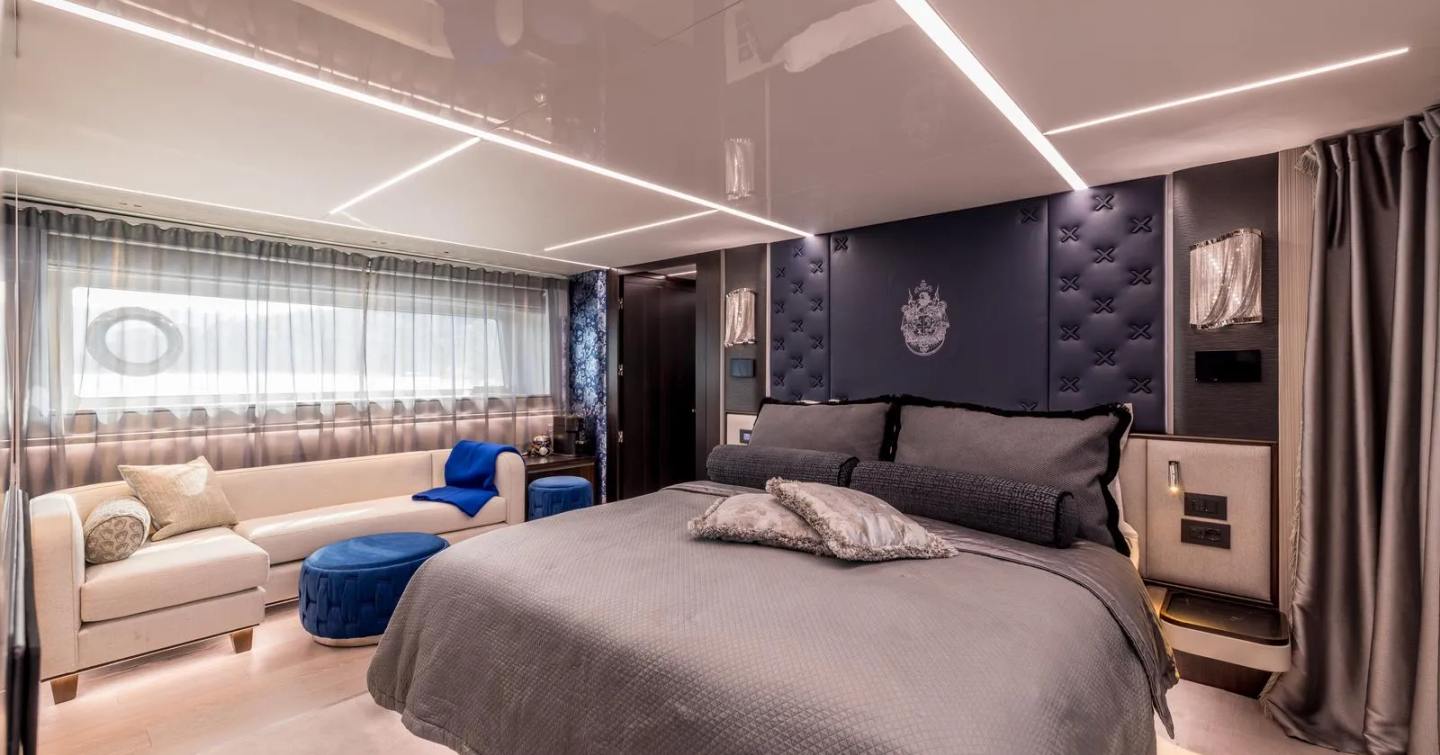 Sunseeker motor yacht Exit master cabin with sofa 