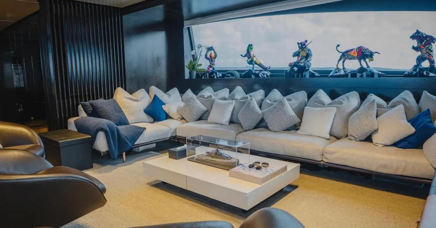 Pershing motor yacht Byeee... main saloon lounge 