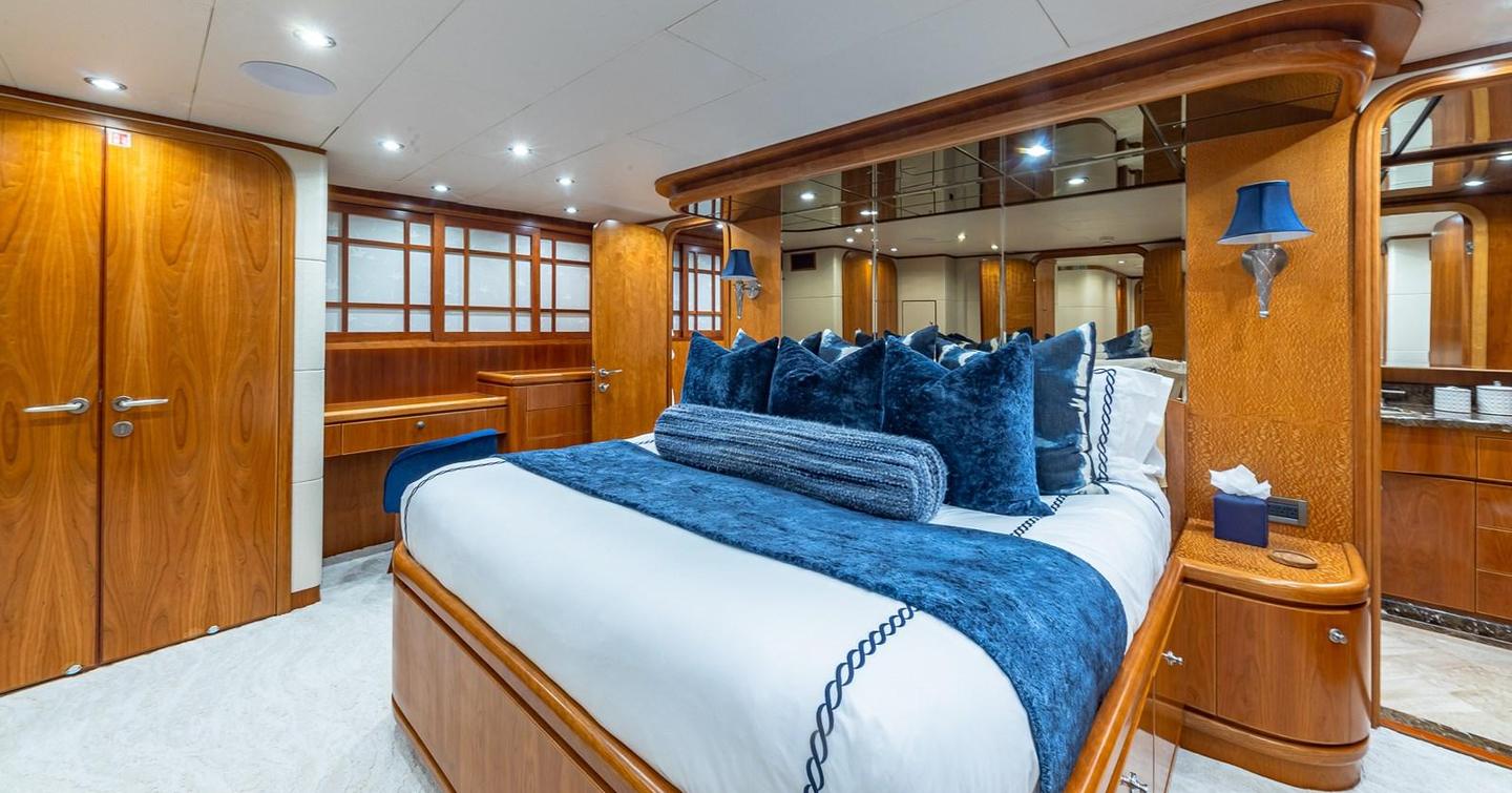 B happy master suite with large bed