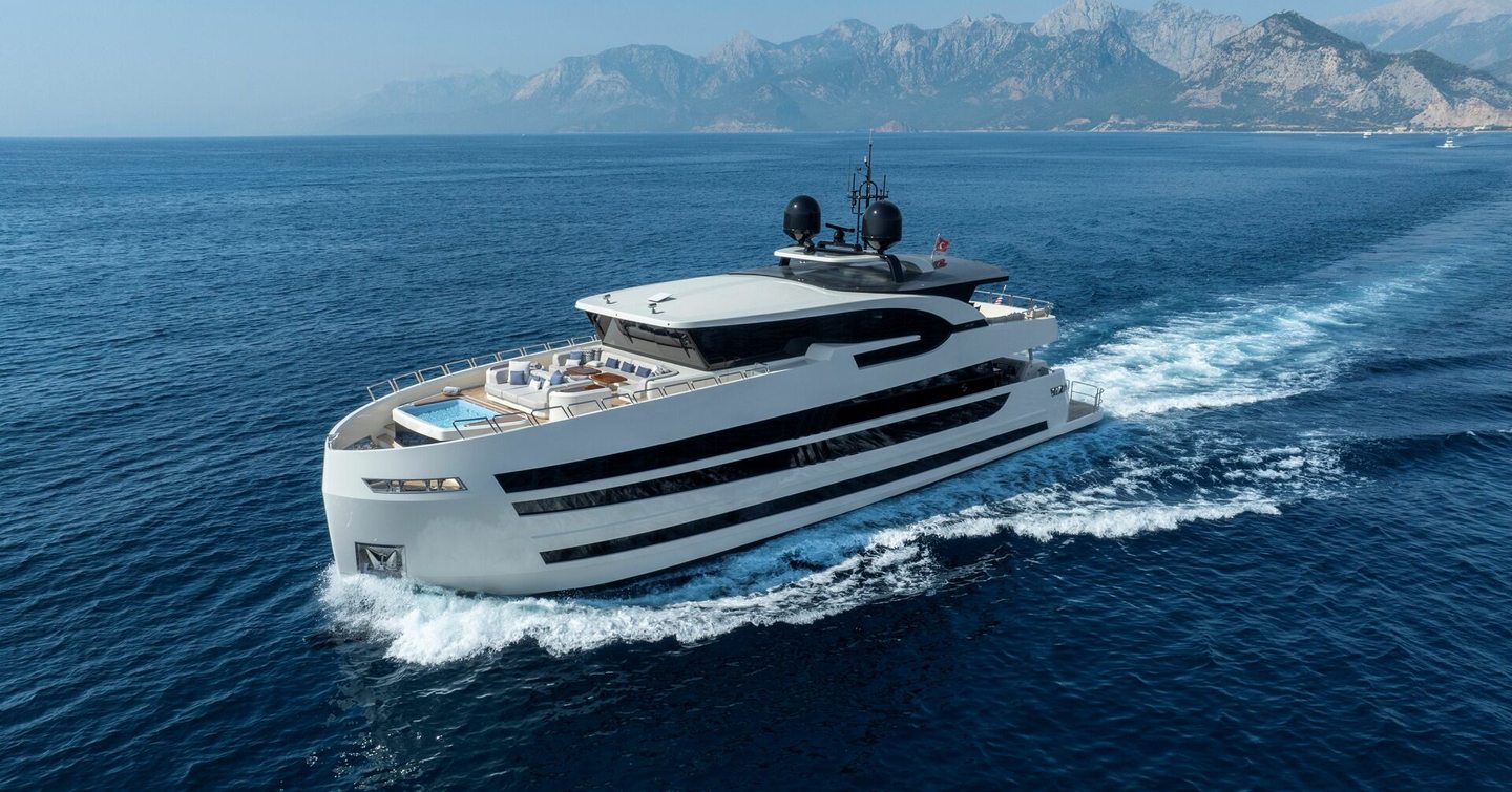 Lazzara UHV 100 Motor Yacht under way 
