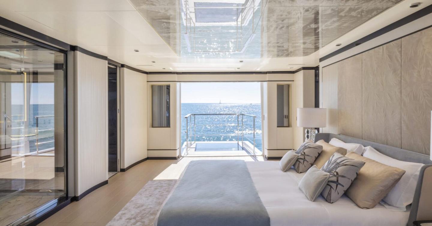 Oceano Mungusta 44  bedroom with balcony overlooking sea 