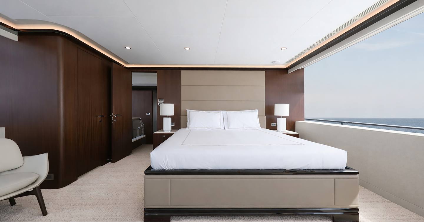 Ocean Alexander 32L motor yacht master cabin 