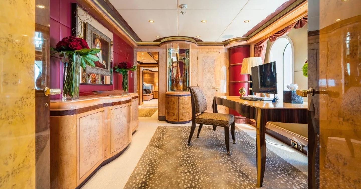 Superyacht Elis Et Mar master cabin office area 