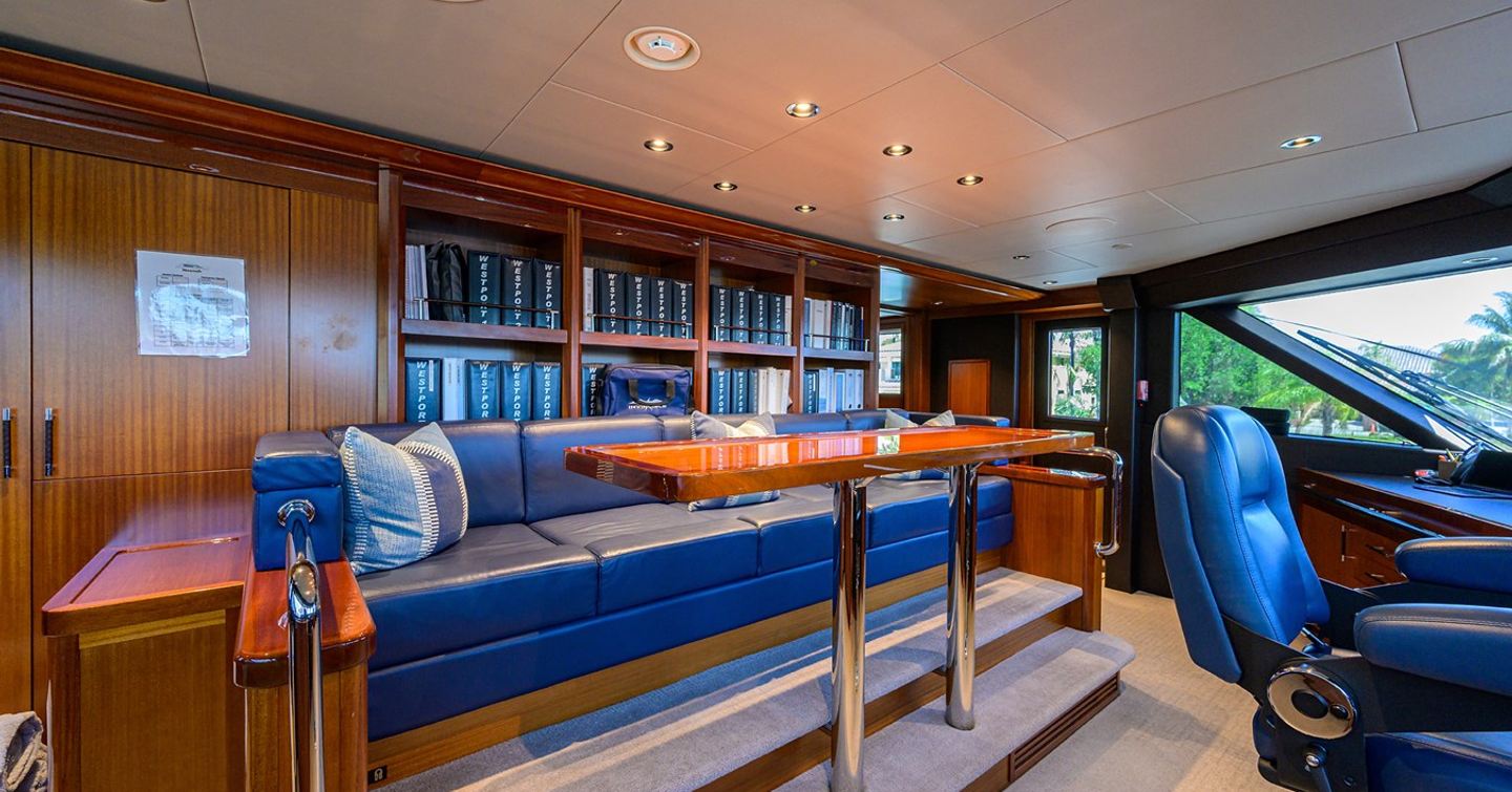 Superyacht Neenah pilothouse