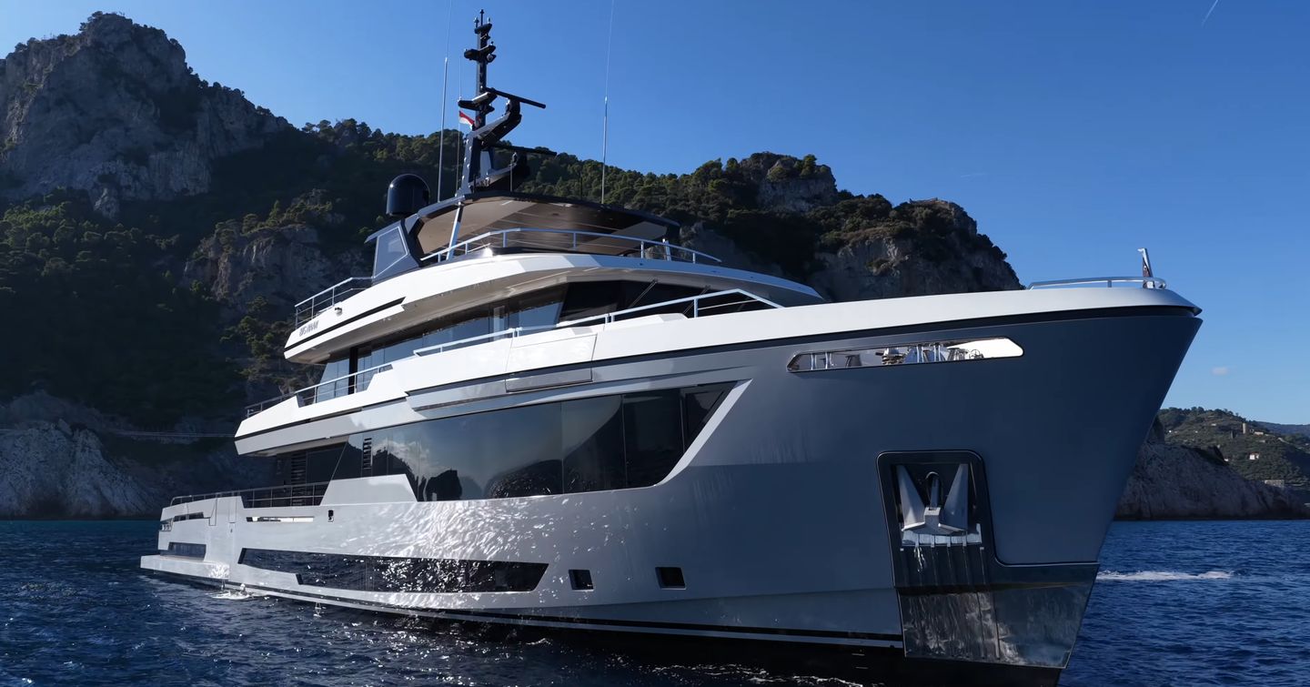 Superyacht Big Naan bow 