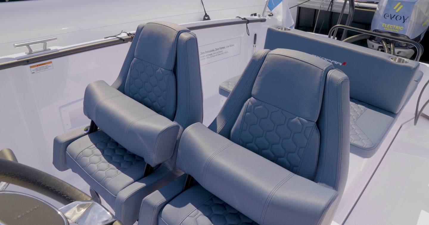 Axopar-AX/E-25-Cross-Bow-Review-deck