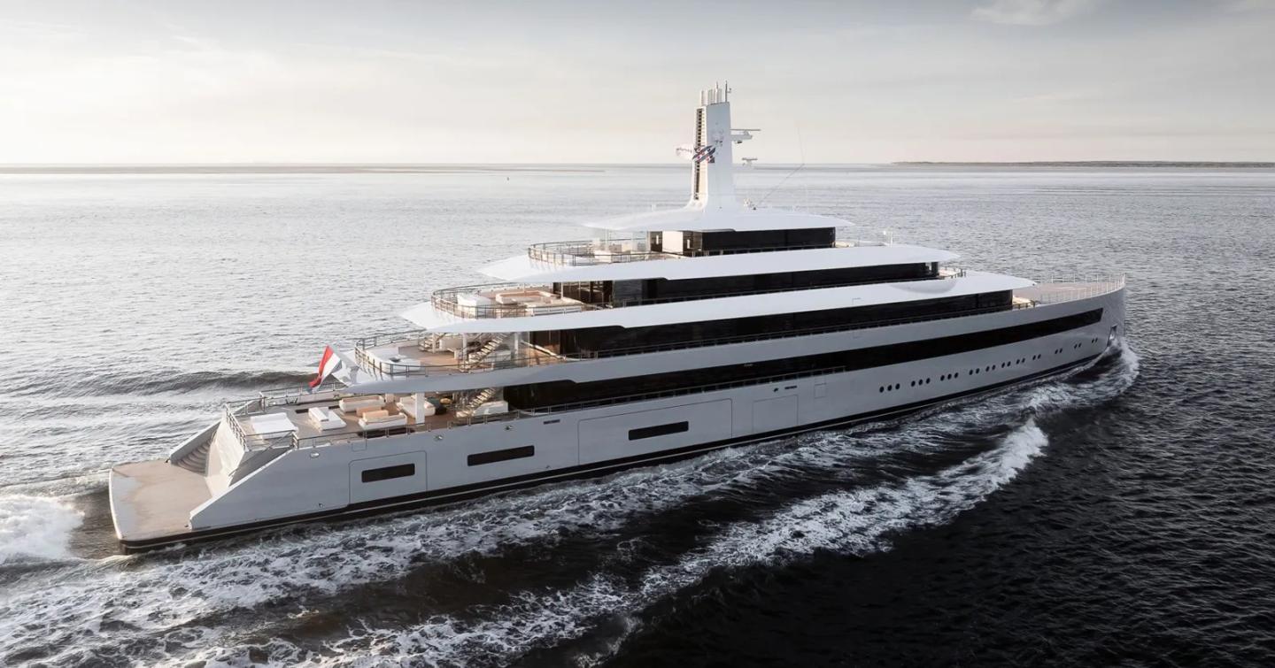 Superyacht Moonrise under way