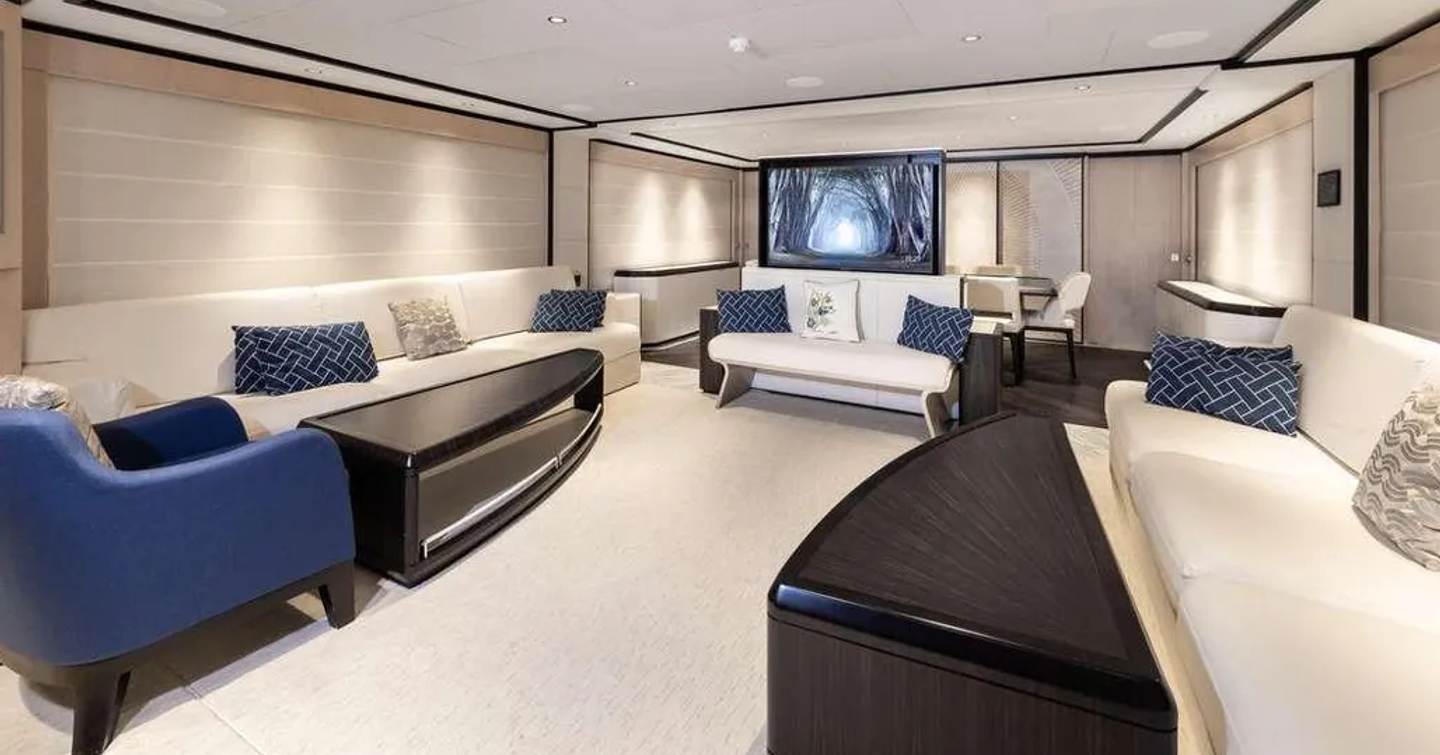 Superyacht Beaute saloon with sofa's and coffee table