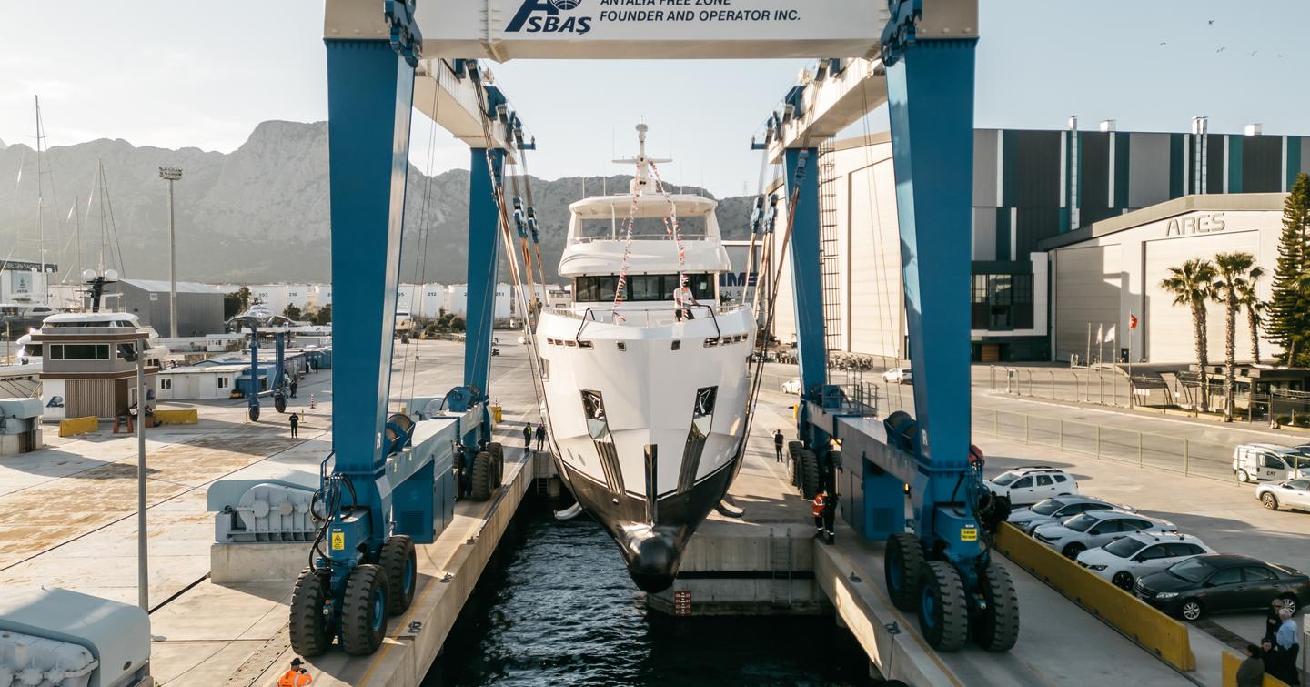Front on shot of Bering 88 expedition yacht Sayna being lowered into water during launch