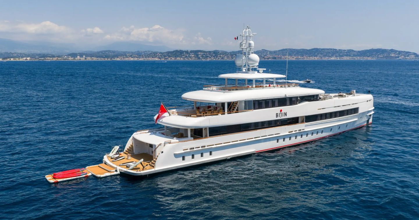 Superyacht Bijin at anchor 