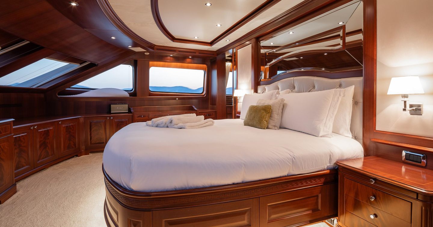 Benetti motor yacht Virtue master cabin with windows 
