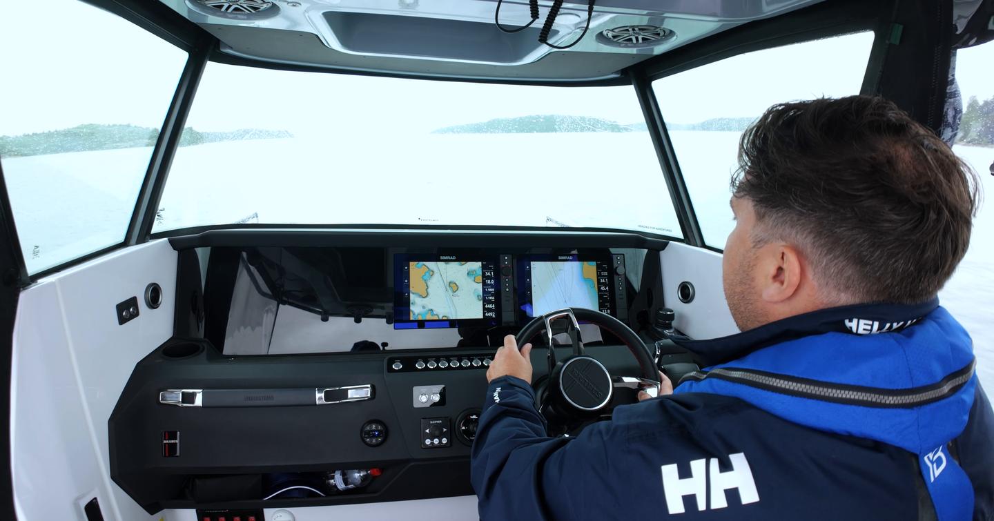 Axopar-29-CCX-Review-helm-view