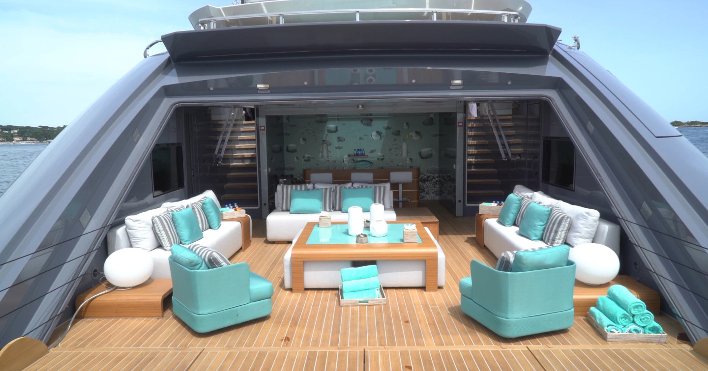 Superyacht Utopia IV beach club