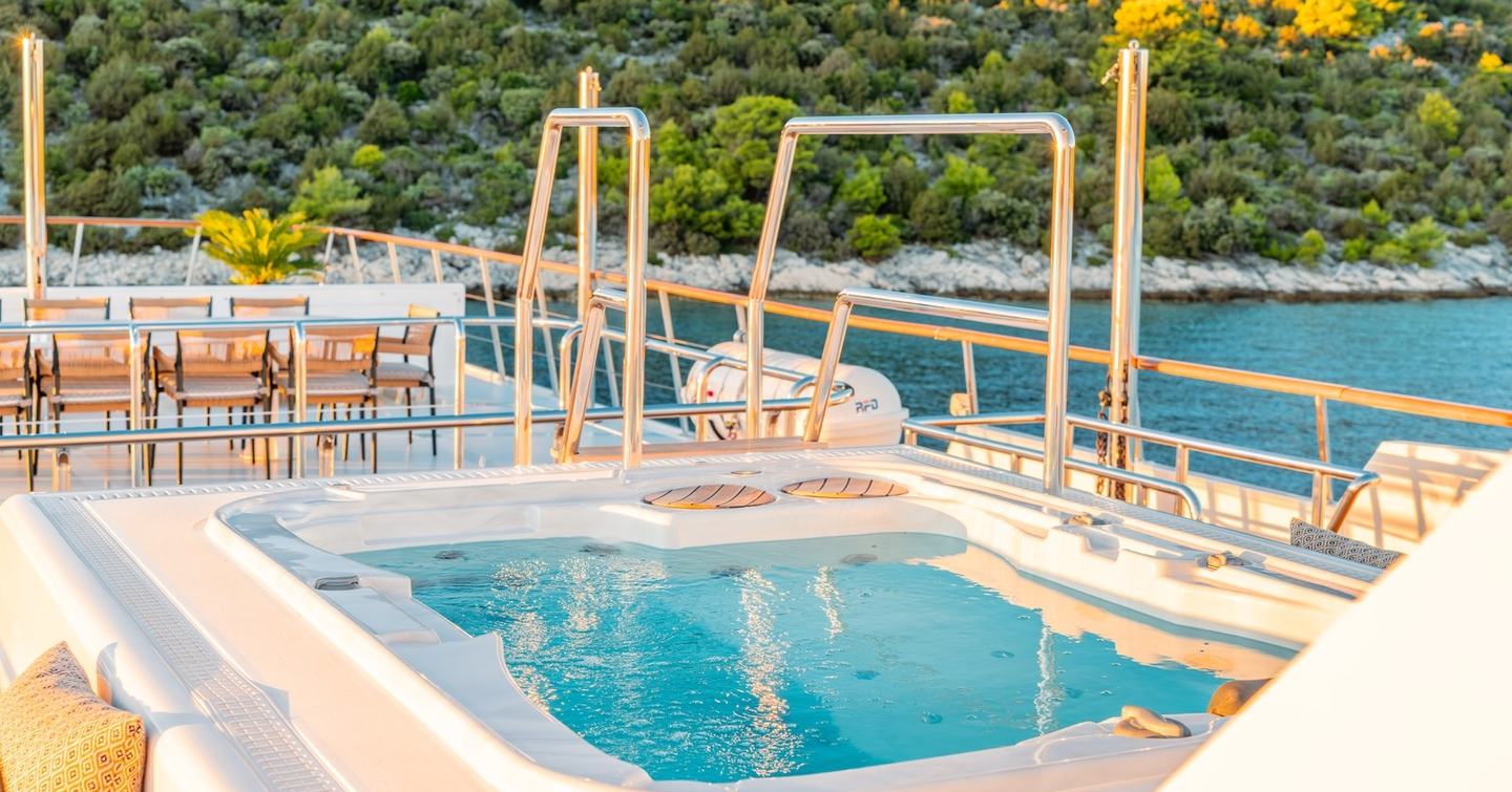 Superyacht Victory's sundeck jacuzzi