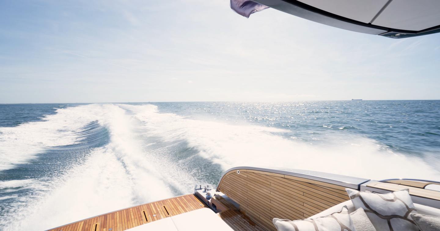 Pershing-GTX70-Review-aft-wake