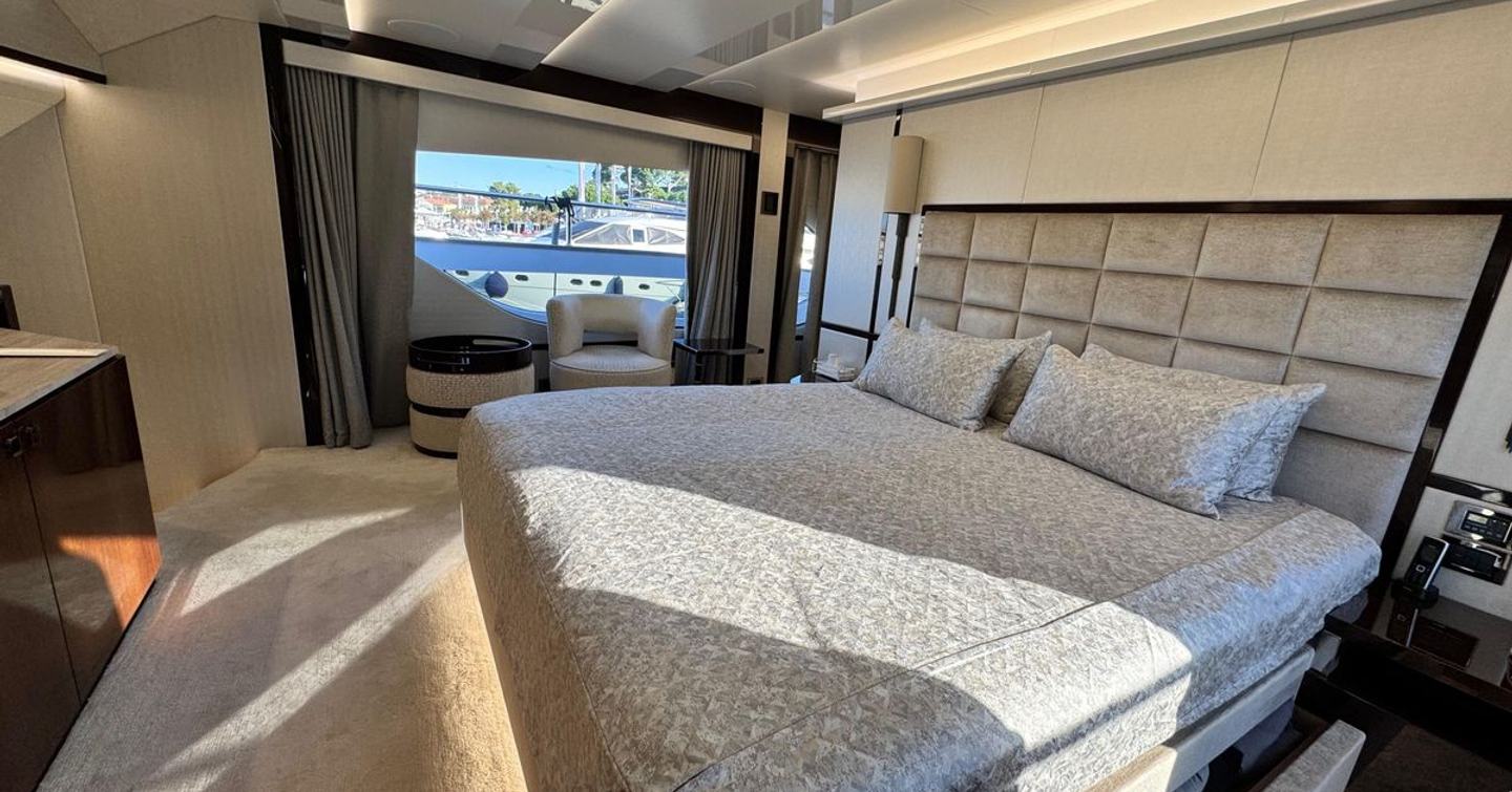 Motor Yacht Halwa's main bedroom 