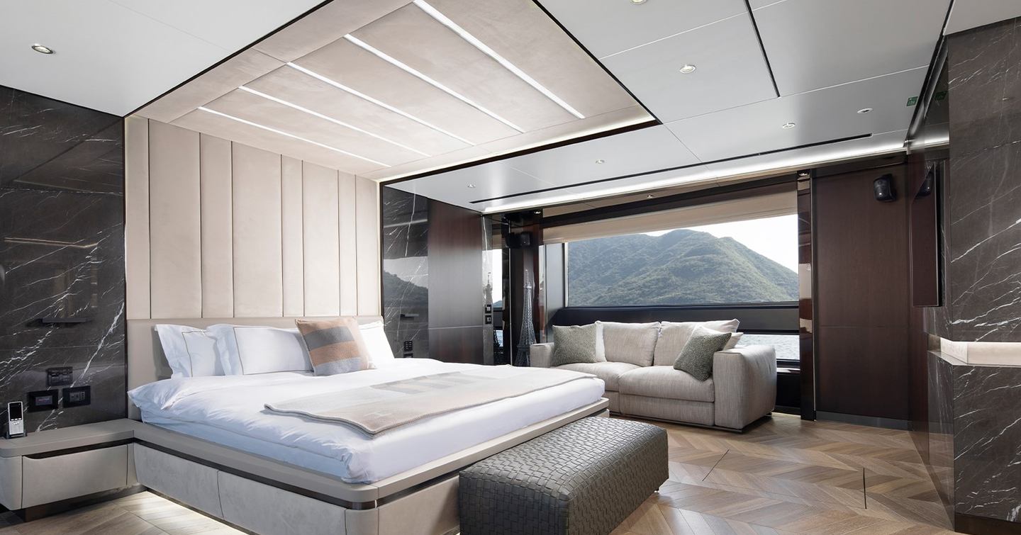 Superyacht Gisa's owner's suite