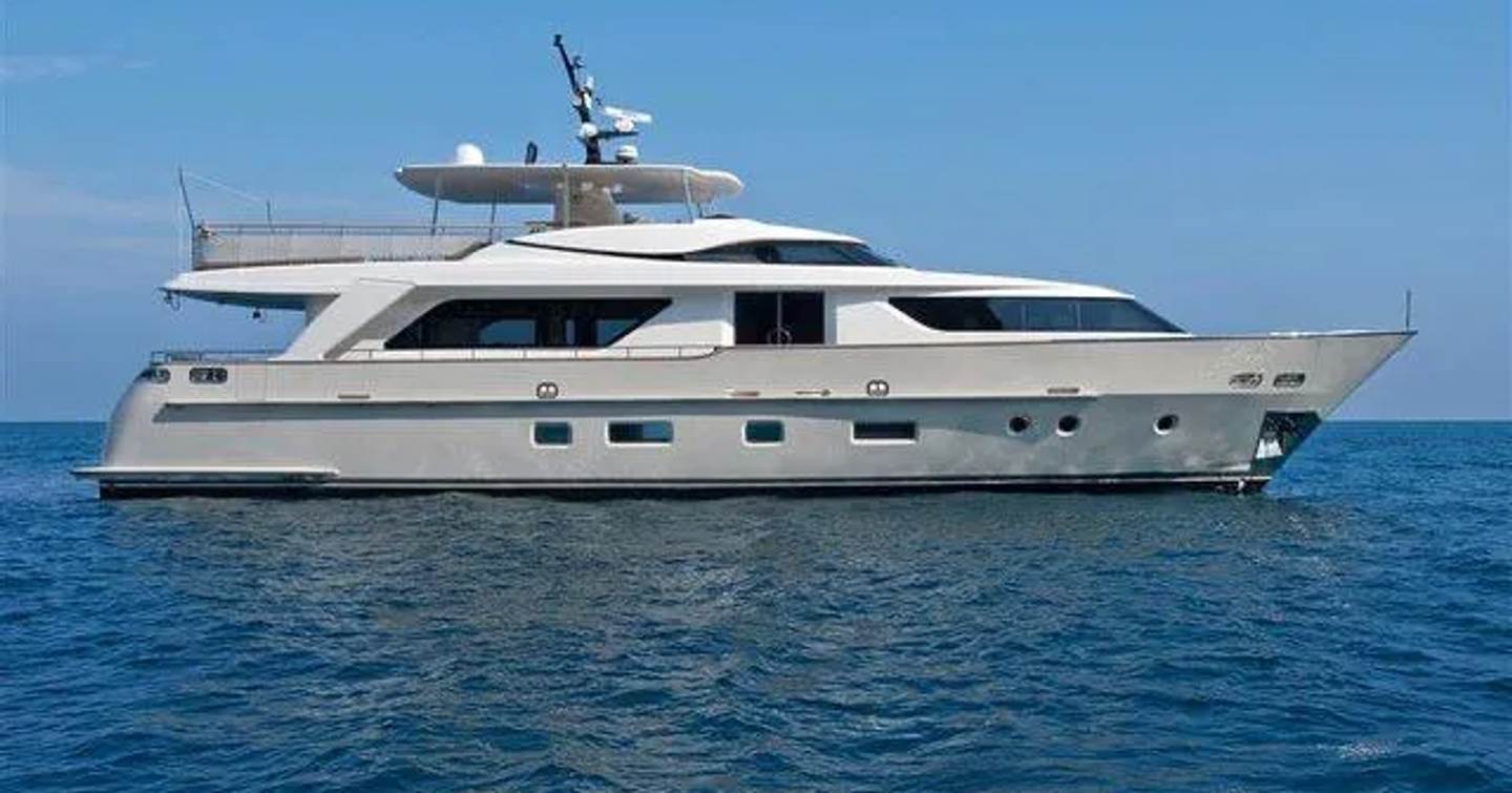 Motor yacht Fontana at anchor