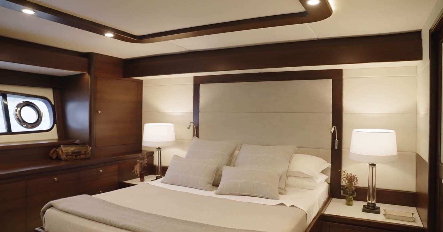 Grand-Banks-GB85-Skylounge-owner-cabin