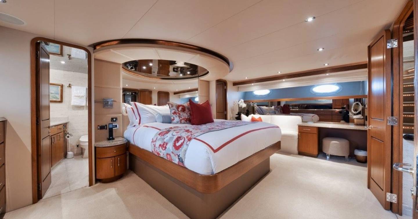 Motor yacht Island Girl's owner's room