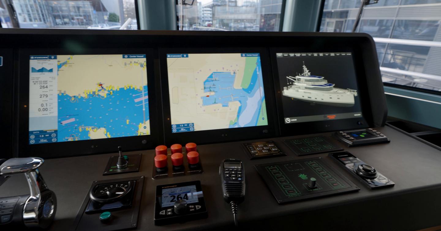 Arksen-85-Review-helm-screens
